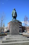 roald-amundsen-monument.jpg